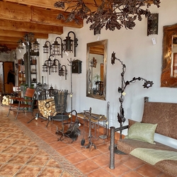 Umeleck kovstvo UKOVMI - showroom - kovan sedaka s koou, zrkadl, svietidl, noa na drevo, doplnky...