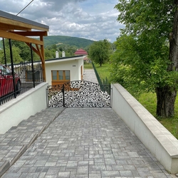 Luxusná ručne kovaná brána s dubovými konármi - oplotenie rodinného domu v dedinke pri Humennom Luxusná ručne kovaná brána s dubovými konármi - oplotenie rodinného domu v dedinke pri Humennom
