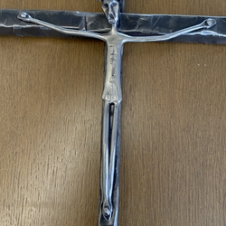 Plastika Krista na kovanom kríži - náboženské predmety