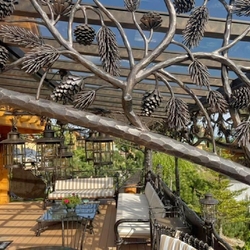 Luxusná ručne kovaná terasa s dizajnom prírody zariadená kovaným nábytkom a svietidlami