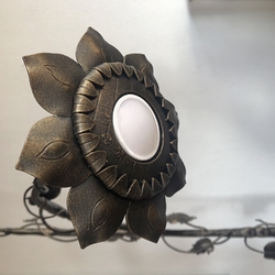 Dizajnová stojanová lampa Slnečnica navrhnutá a ručne vyrobená v UKOVMI