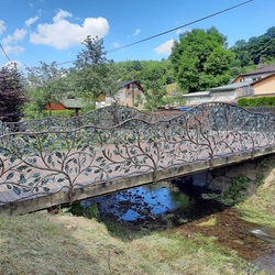 Ručne kované zábradlie vyrobené ako zábrana na moste nad potokom