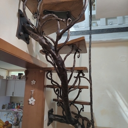Interiérové kované schodisko vykované ako strom pre rodinný dom - luxusné zábradlie