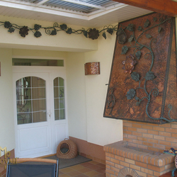 Kovaný záhradný krb - medený krb s kovanou ťahavou slnečnicou
