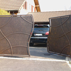 Kovaná brána vyrobená pre klienta vo Švajčiarsku - súkromie umením - moderná plná brána