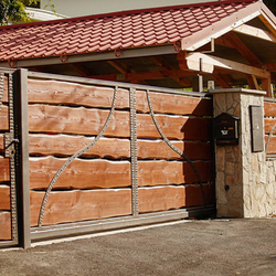 Kovaná brána - drevo - kov, súhra materiálov - exkluzívna brána pri chalupe