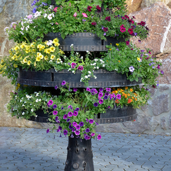 Umelecký kvetináč ručne vykovaný ako strom s vyberateľnými kvetináčmi - kvetináč je na ložisku, aby sa dal otáčať