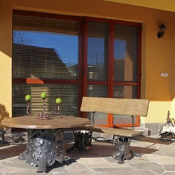 Luxusný stôl a lavičky na terase rodinného domu - ručne kované záhradné sedenie a doplnky s prírodným umeleckým dizajnom