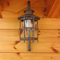 Exkluzívna kovaná lampa na bočné osvetlenie chalupy - exteriérové svietidlo - dizajnová lampa