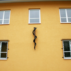 Had na palici ako symbol lekárstva vykovaný v umeleckom kováčstve UKOVMI pre lekárske stredisko