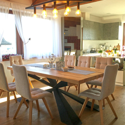Moderný dizajnový stôl a osvetlenie vyrobené v ateliéri dizajnu a umenia UKOVMI pre rodinný dom