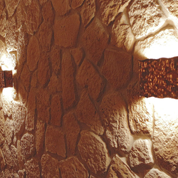 Medená tepaná lampa na stenu - interiérová nástenná lampa - rustikálne svietidlo vo vínnej pivnici