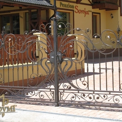 Kovaná brána s nádychom romantiky - výnimočná kovaná brána vyrobená pre penzión