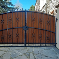 Kovaná brána s korténovým plechom vyrobená pre historickú budovu v centre Prešova
