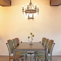 Luxusný historický nábytok a doplnky - kovaný stôl, stoličky, svietidlá a svietnik 