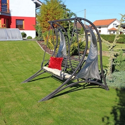 Luxusná kovaná hojdačka z nádychom futurizmu - moderná záhradná hojdačka