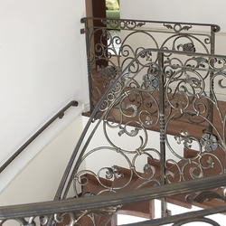 Kované zábradlie a madlo na schodoch v interiéri rodinného domu - kvalitné zábradlie