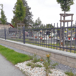 Oplotenie cintorína v Ľuboticiach pri Prešove - kovaná brána a plot z UKOVMI