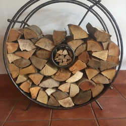 Kovaná nádoba na uloženie dreva v tvare kolesa
