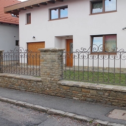 Kované oplotenie rodinného domu - kovaná bránka a plot