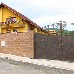 Kované oplotenie - exkluzívna plná brána pri rodinnom dome