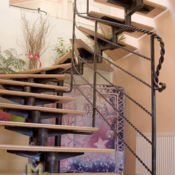 Kované schodisko s drevom a kované zábradlie na schody - vzor Vrkoče