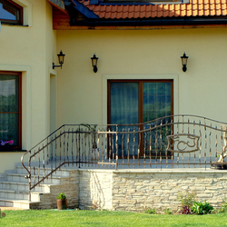Exteriérové kované zábradlie - crazy - ručne kované zábradlie na terase a schodoch rodinného domu