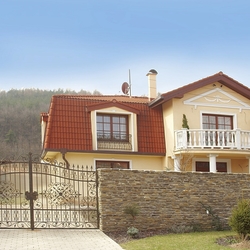 Celkový pohľad na rodinný dom - kovaná brána, bránka a mreže na oknách
