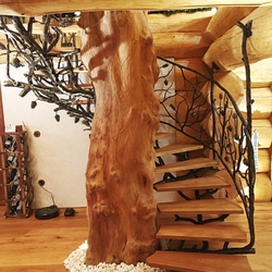 Luxusné umelecké schodisko so zábradlím vykované ako sosna pre poľovnícku chalupu