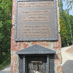 Ručne kovaný pamätník s tabuľou vyrobený v ateliéri kováčskeho umenia UKOVMI pre Butkov