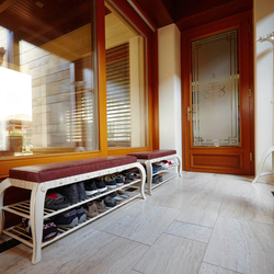 Kovaný botník s hovädzou kožou - luxusný rustikálny nábytok z UKOVMI