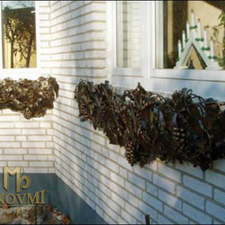 Kovaný držiak kvetov v tvare viniča - okenná záhradka v umeleckom prevedení vykovaná v UKOVMI