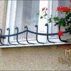 Kovaný držiak kvetov - ohrádky na okná vyrobené v UKOVMI pre rodinný dom