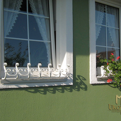 Okenná ohrádka na truhlíky - kovaný držiak na kvetináč na okno