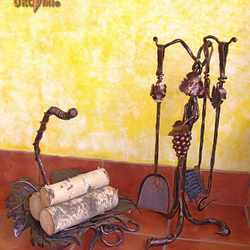 Kovaná súprava ku krbu - krbové náradie a noša na drevo s motívom viniča