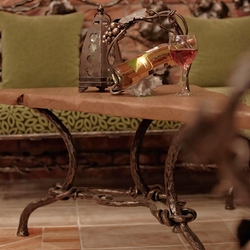 Kovaný detail tvorí dokonalosť vínnej pivnice - luxusný ručne kovaný stolík