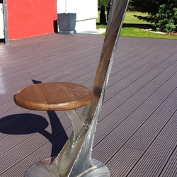 Moderná nerezová stolička s dubovým drevom - futuristický dizajn