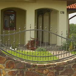 Kovaný plot oblúkový - ´jemnosť a krása´- plot pri rodinnom dome
