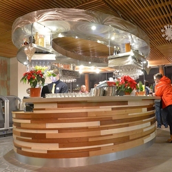 Moderný nerezový bar v horskej reštaurácii