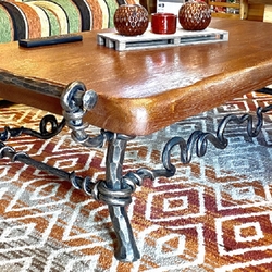 Kvalitný ručne kovaný konferenčný stolík na kolieskách - ľahko presúvateľný stolík