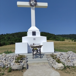 Kovaná tŕňová koruna na kríži a kovaný oltár