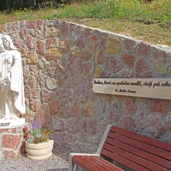 Tabuľa z brúseného nerezu s kovaným textom - výrok sv. Matky Terezy
