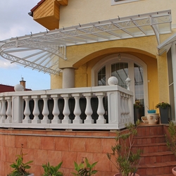 Zastrešenie terasy v bielej farbe - kovaný prístrešok z UKOVMI