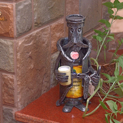 Kovaný držiak fľaše - Strážca fľaše - ručne kovaný umelecký doplnok vhodný ako dar