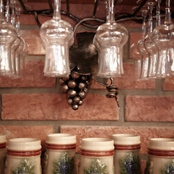 Kovaný držiak na poháre na víno - luxusné doplnky vo vínnej pivnici