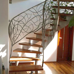 Kované leštené schodisko a zábradlie - moderný dizajn - Nádych vetra - točité zábradlie